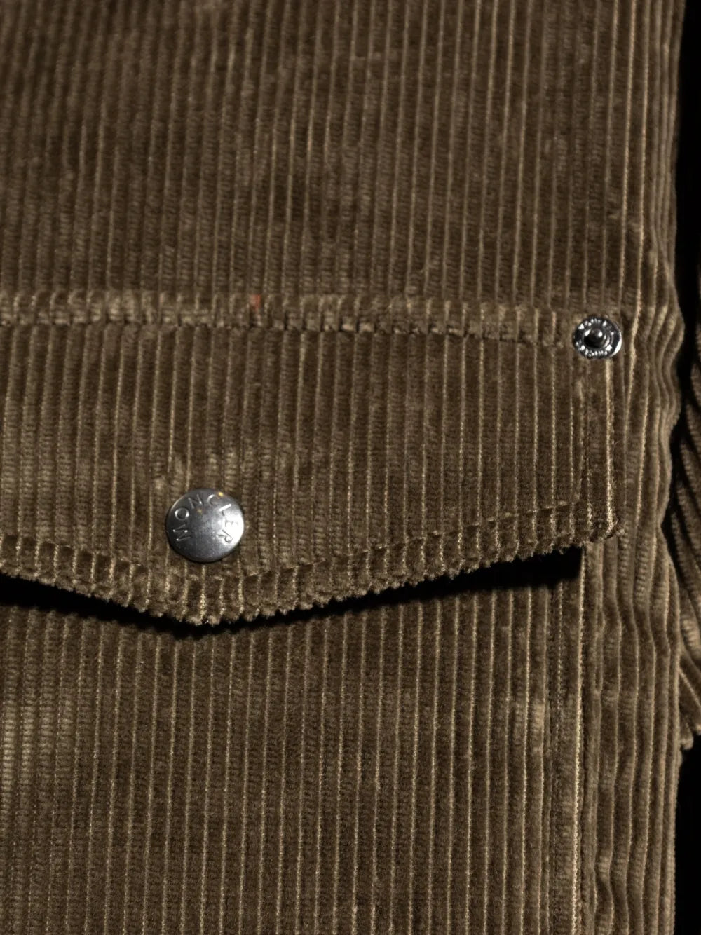 Image de la veste matelassée Ambroisie Kaki par Moncler pour homme - Saison Automne-Hiver 2025 - Vue modèle 4