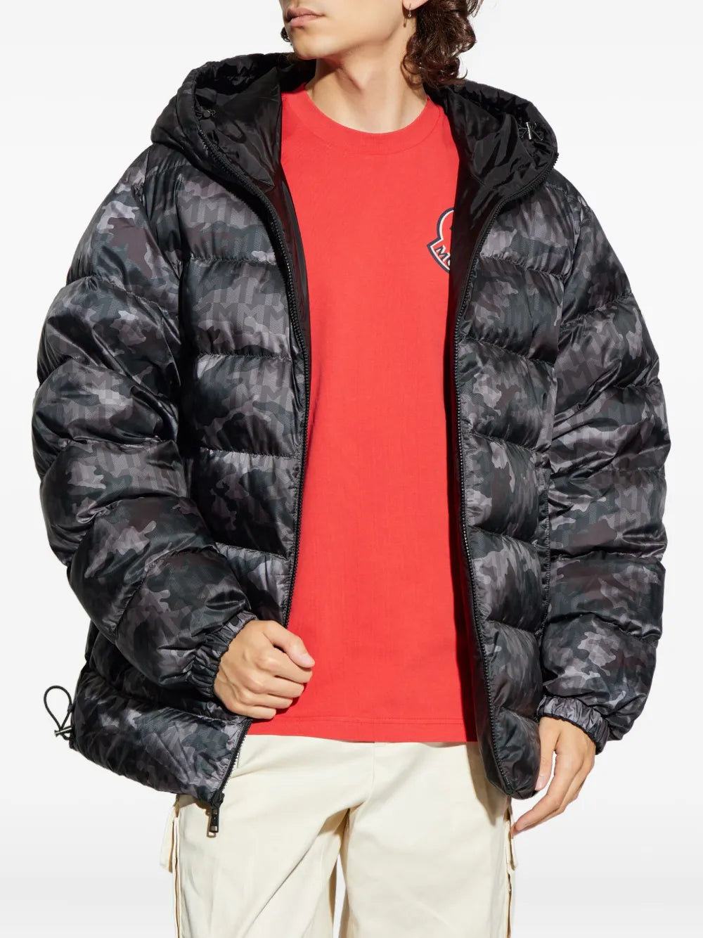 Imagen de la chaqueta de plumas reversible Aubepine de Moncler para hombres - Temporada Otoño-Invierno 2025 - Vista del modelo 2