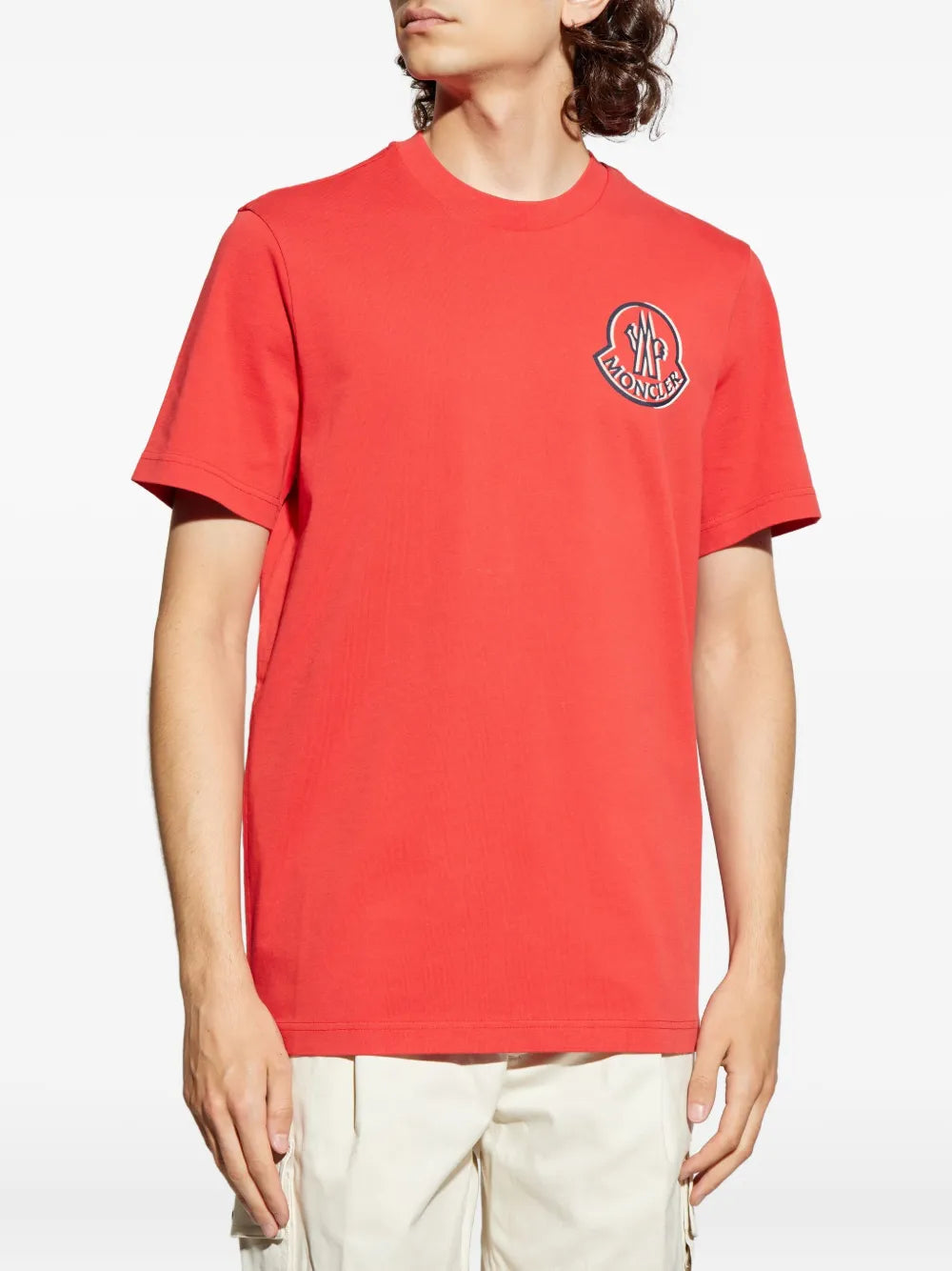 Image du t-shirt rouge avec logo de Moncler pour hommes - Saison Automne-Hiver 2025 - Vue du modèle 1
