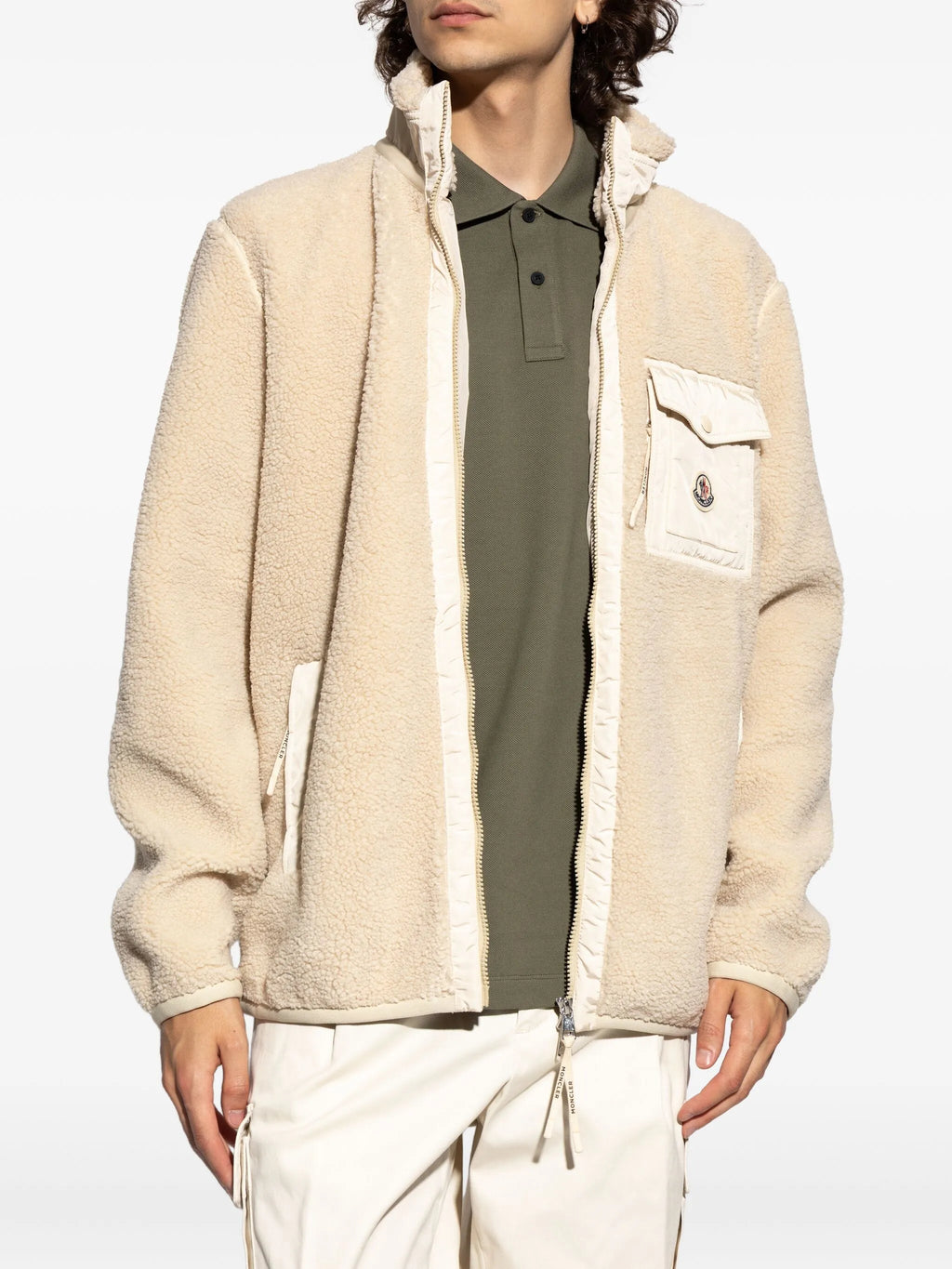 Bild der beigen Teddy-Zip-Jacke von Moncler für Herren - Saison Herbst-Winter 2025 - Modellansicht 2