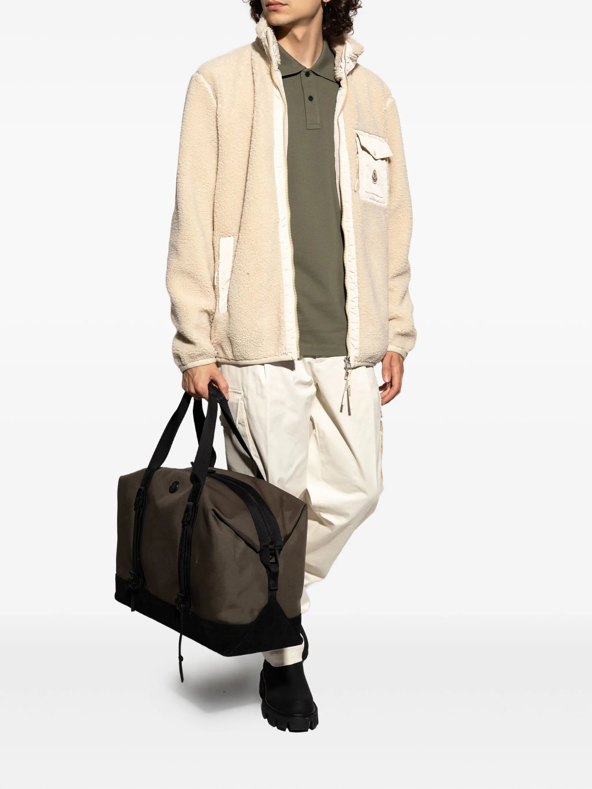 モンクレールのメンズ用ベージュテディジッパージャケットの画像 - シーズン秋冬2025 - モデルのビュー1
