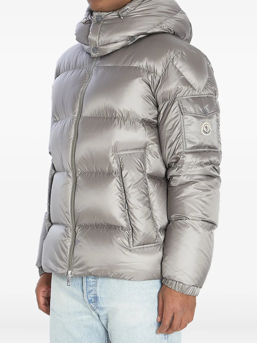 Image de la doudoune grise Couyere par Moncler pour hommes - Saison Automne-Hiver 2025 - Vue modèle 1