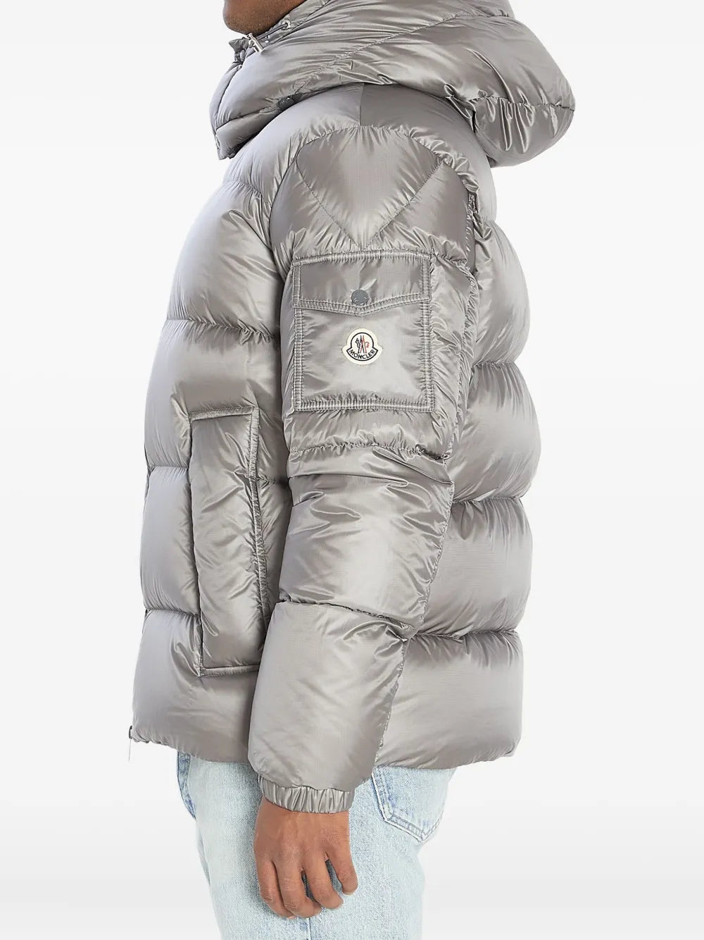 Image de la doudoune grise Couyere par Moncler pour hommes - Saison Automne-Hiver 2025 - Vue modèle 2