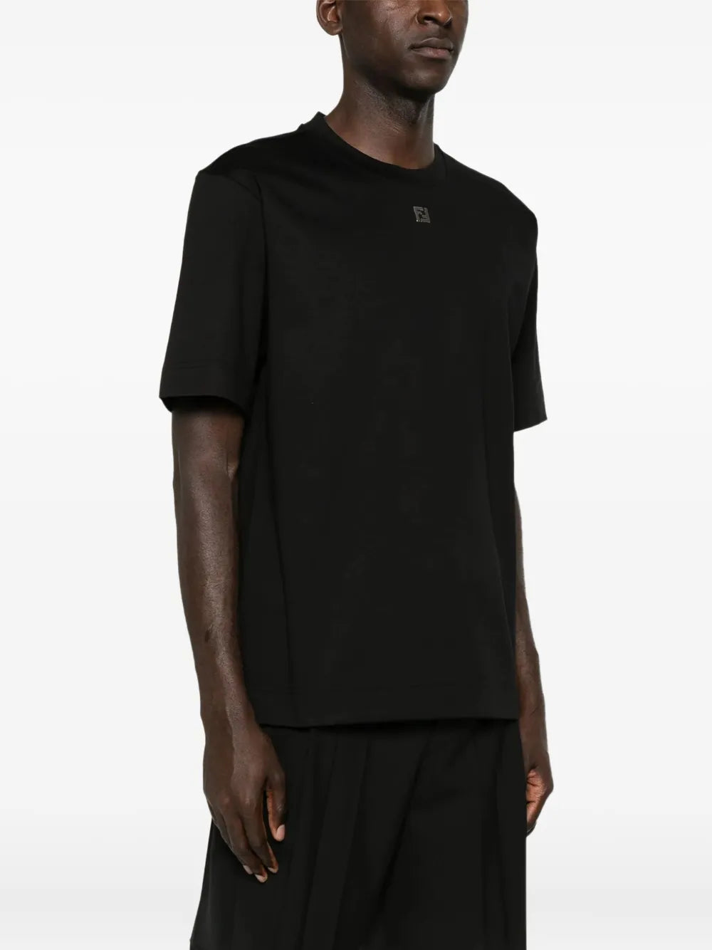 FFメタルロゴ付きブラックコットンTシャツ - Fendi | WE IN STYLE FFメタルロゴ付きブラックコットンTシャツ - Fendi | WE IN STYLE