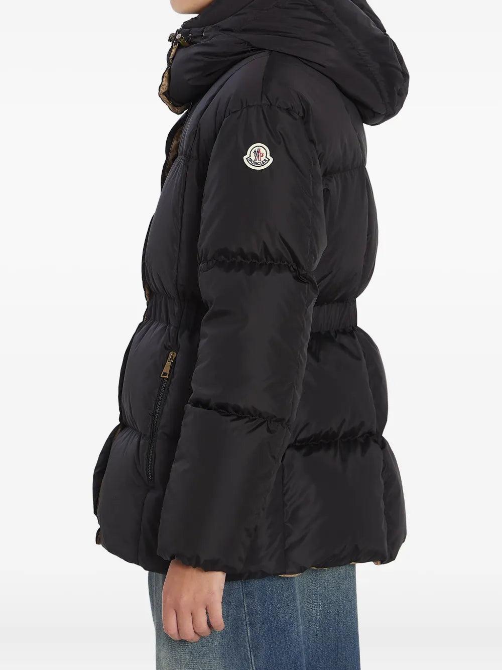 Image de la doudoune noire Agneux de Moncler pour femmes - Saison Automne-Hiver 2025 - Vue modèle 2