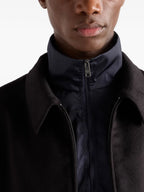 Immagine della giacca bicolore blu navy di Prada per uomo - Stagione Autunno-Inverno 2025 - Vista modello 4