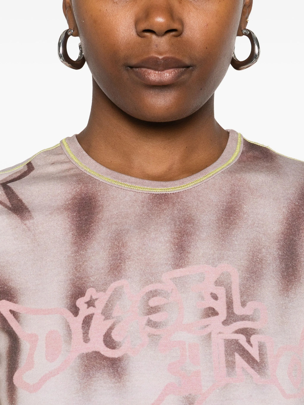Imagen de la camiseta impresa T-Graphi de Diesel para mujeres - Temporada Otoño-Invierno 2025 - Vista del modelo 4