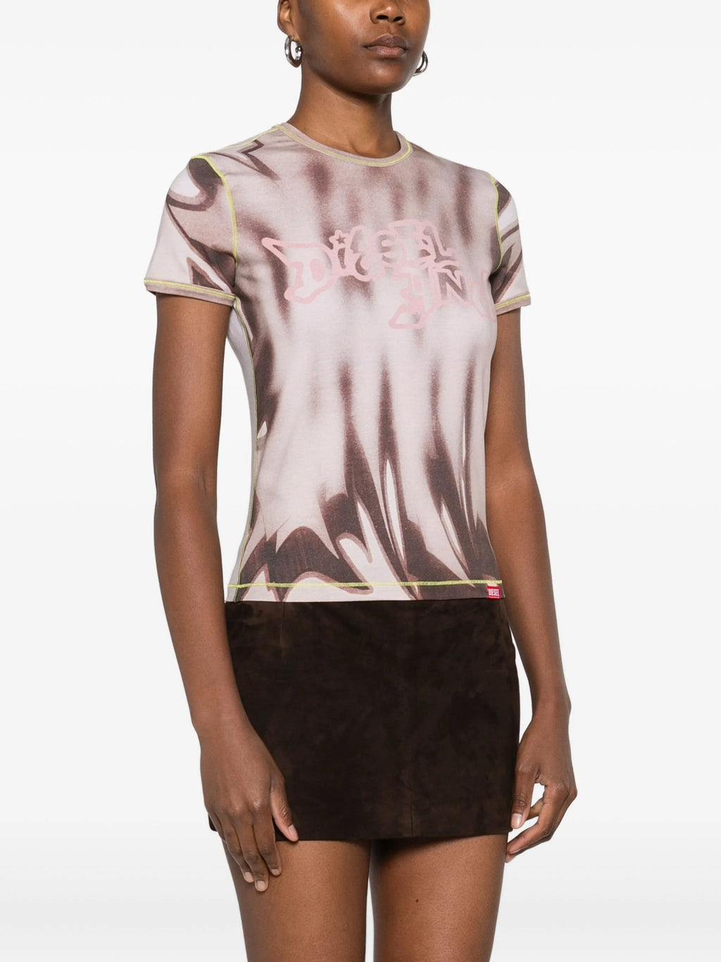 Imagen de la camiseta impresa T-Graphi de Diesel para mujeres - Temporada Otoño-Invierno 2025 - Vista del modelo 2