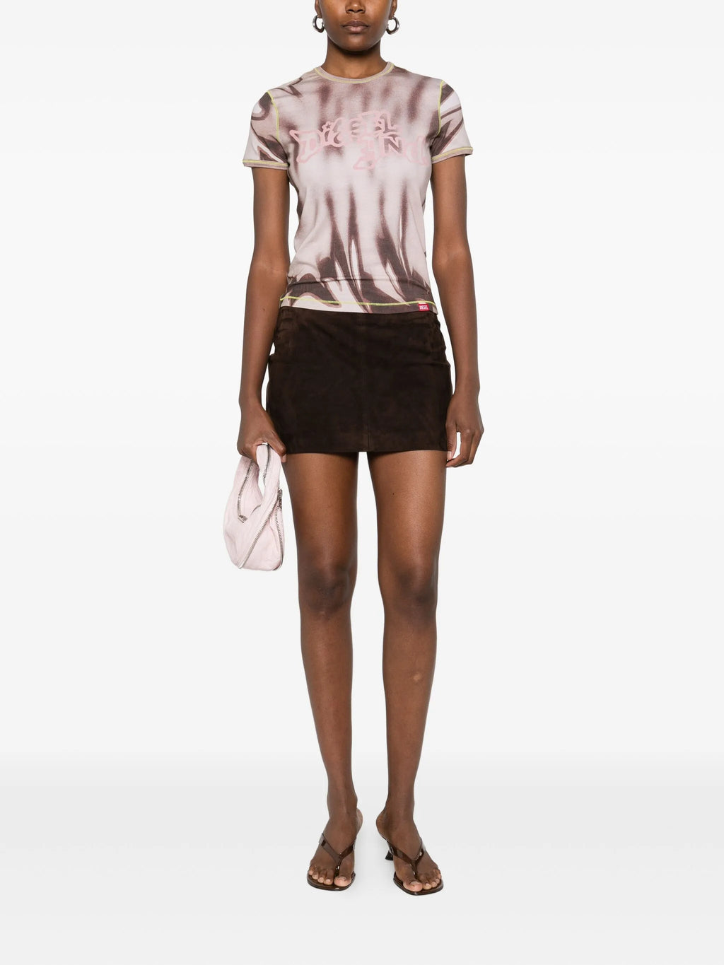 Imagen de la camiseta impresa T-Graphi de Diesel para mujeres - Temporada Otoño-Invierno 2025 - Vista del modelo 1