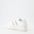 Imagen de las zapatillas Open Rockstud Platform de Valentino Garavani para mujeres - Temporada Primavera-Verano 2025 - Vista tres cuartos trasera derecha