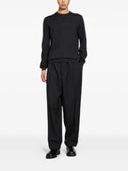 Immagine di un pullover in lana grigia scura di Fendi per uomini - Stagione Autunno-Inverno 2025 - Vista modello 1