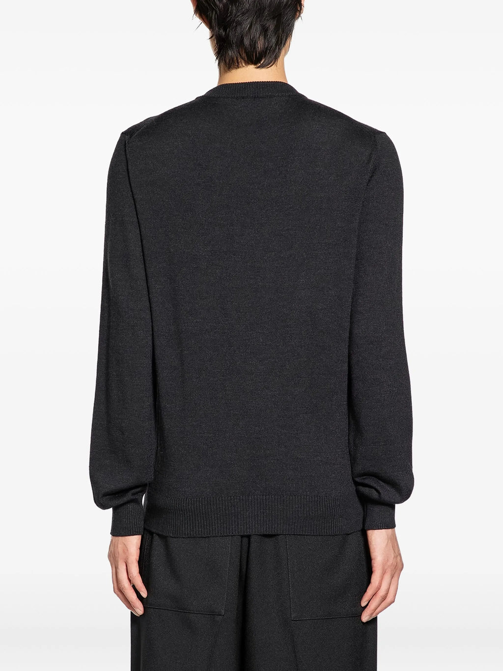 Image d'un pull en laine à mailles gris foncé de Fendi pour hommes - Saison Automne-Hiver 2025 - Vue modèle 3