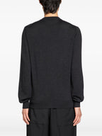 Immagine di un pullover in lana grigia scura di Fendi per uomini - Stagione Autunno-Inverno 2025 - Vista modello 3