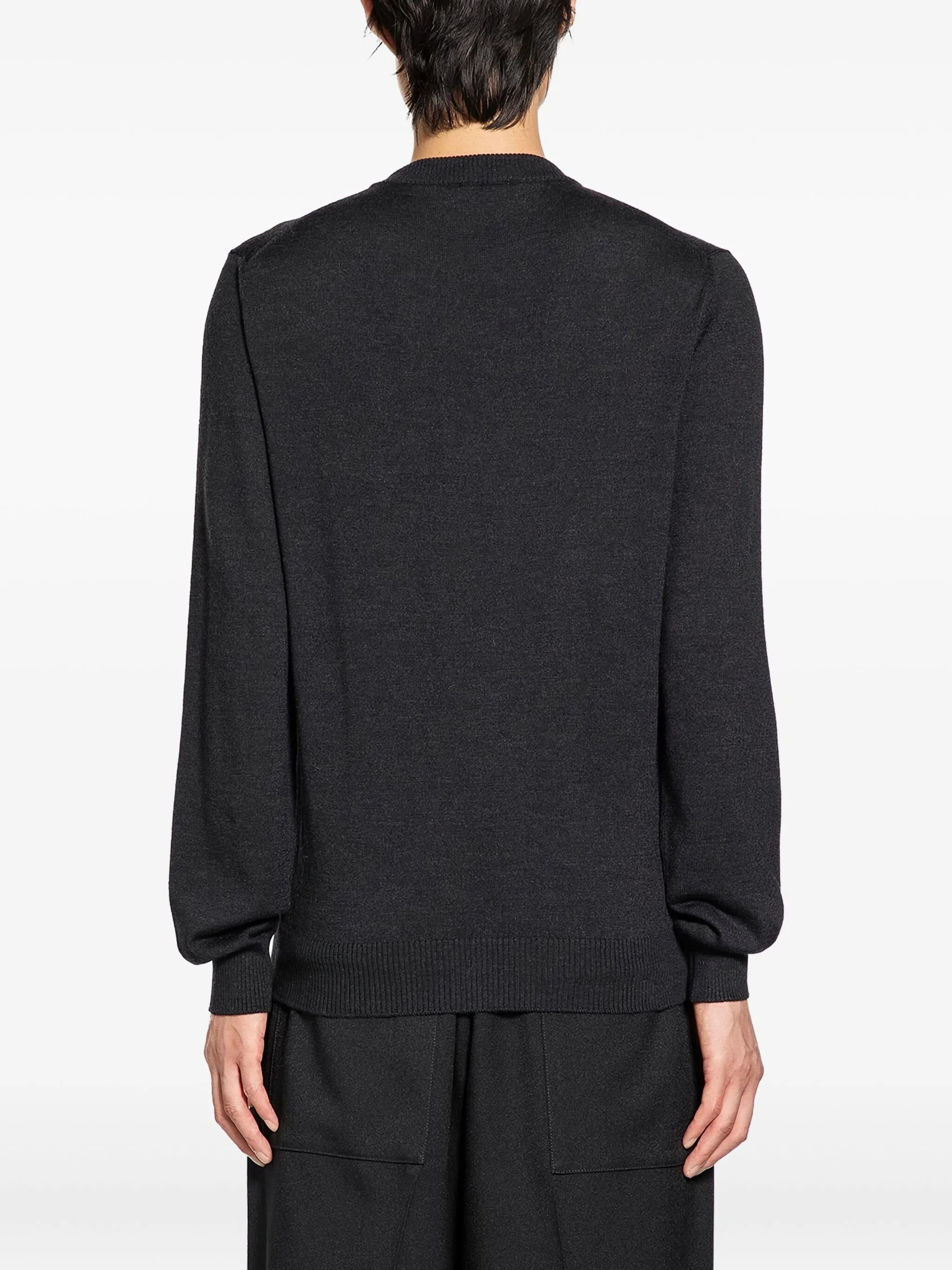 Image d'un pull en laine à mailles gris foncé de Fendi pour hommes - Saison Automne-Hiver 2025 - Vue modèle 3