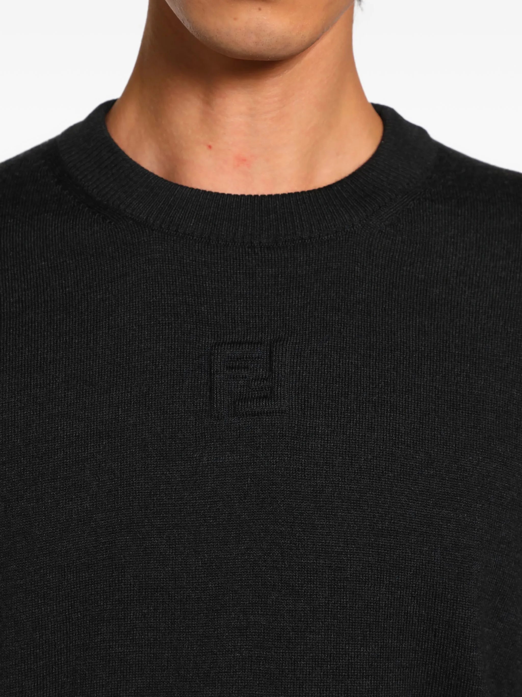 Image d'un pull en laine à mailles gris foncé de Fendi pour hommes - Saison Automne-Hiver 2025 - Vue modèle 4