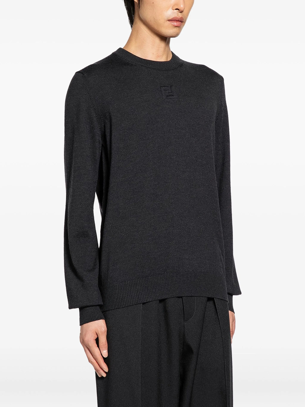 Image d'un pull en laine à mailles gris foncé de Fendi pour hommes - Saison Automne-Hiver 2025 - Vue modèle 2