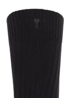 Image des chaussettes noires Ami de Coeur par Ami PARIS pour unisexe - Saison Automne-Hiver 2025 - Vue du modèle 3
