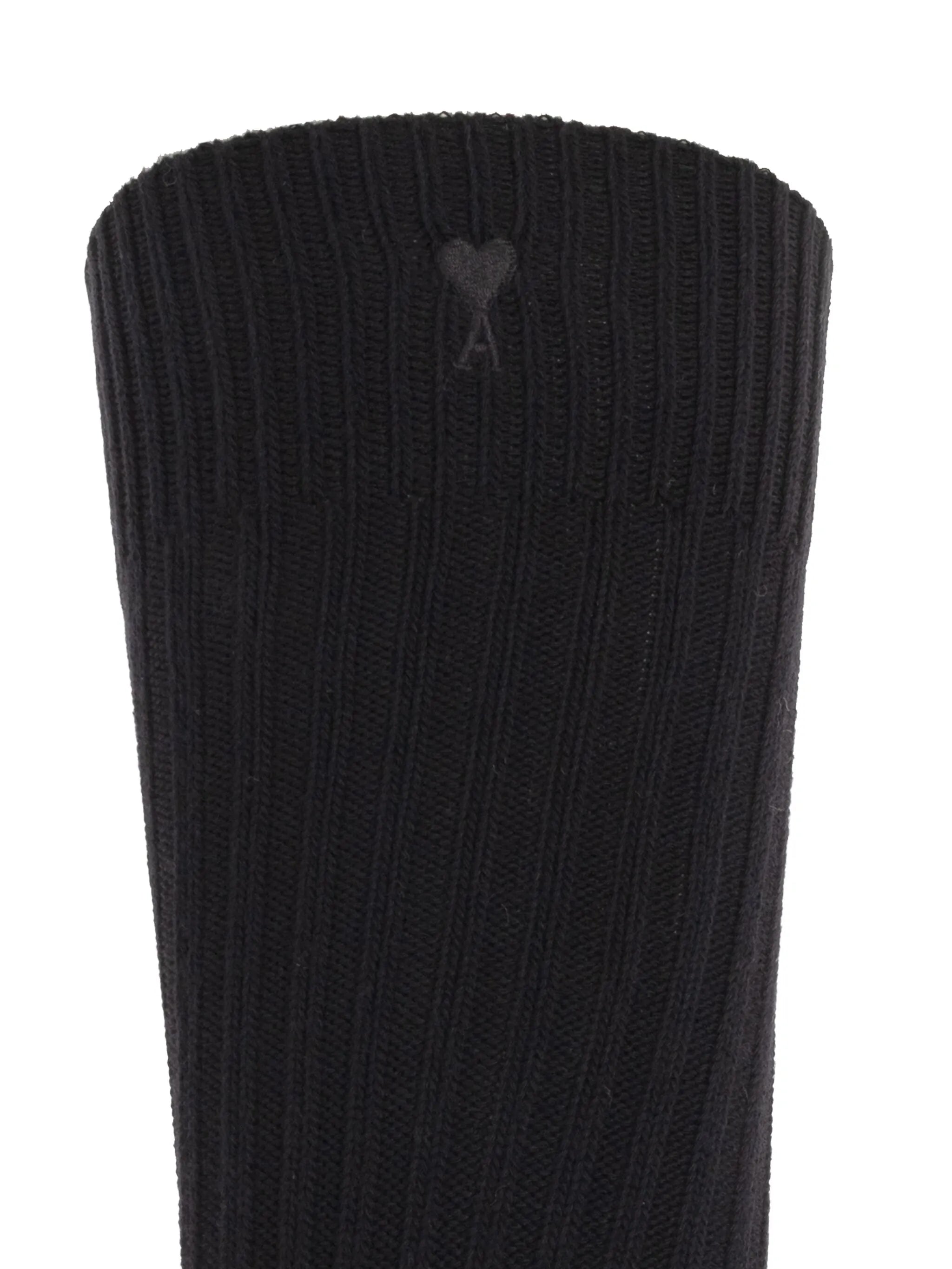 Imagen de los calcetines negros Ami de Coeur de Ami PARIS para unisex - Temporada Otoño-Invierno 2025 - Vista del modelo 3