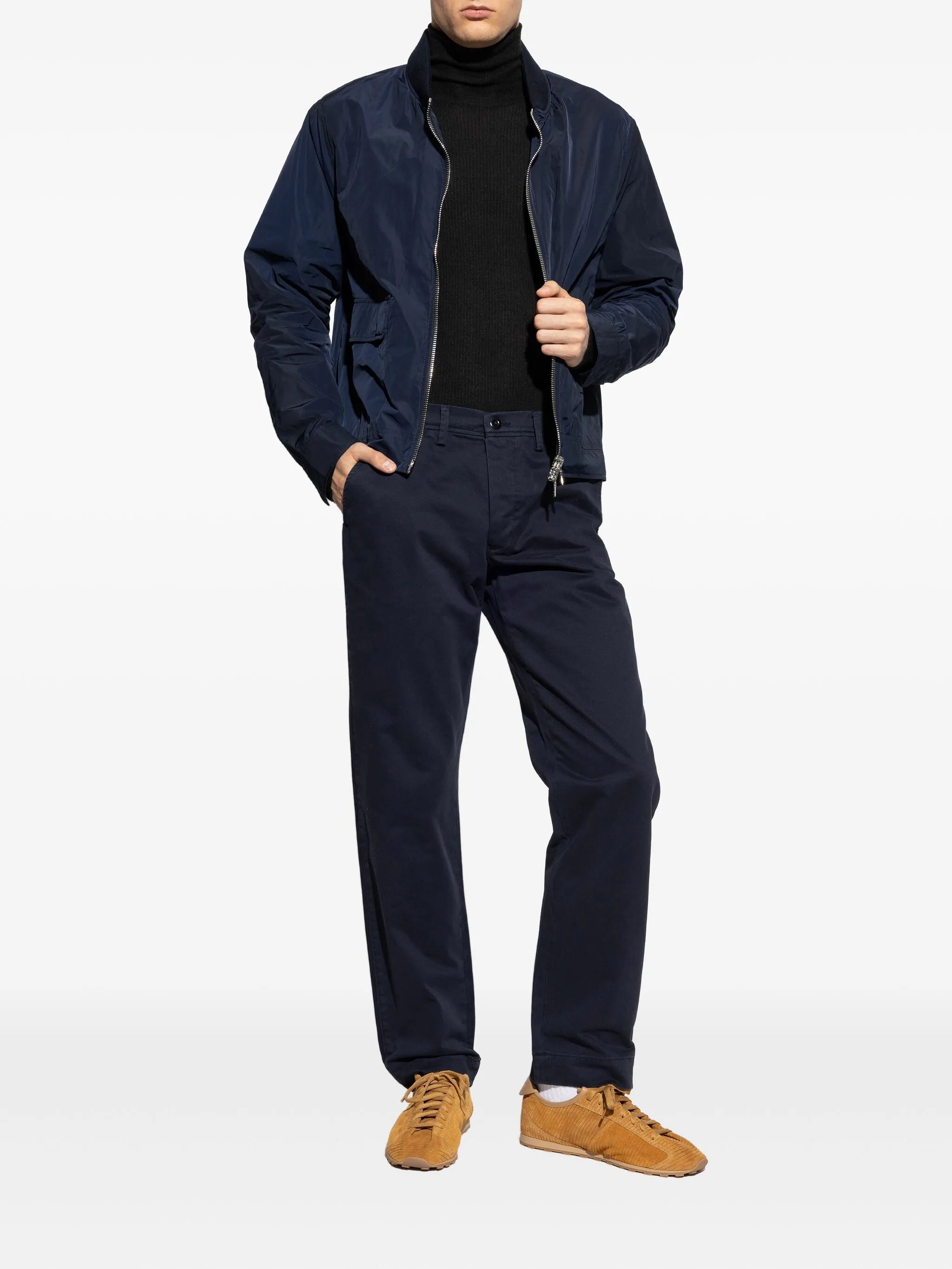 Imagen de Pantalones Chino de Officine Générale para Hombres - Temporada Otoño-Invierno 2025 - Vista del Modelo 1