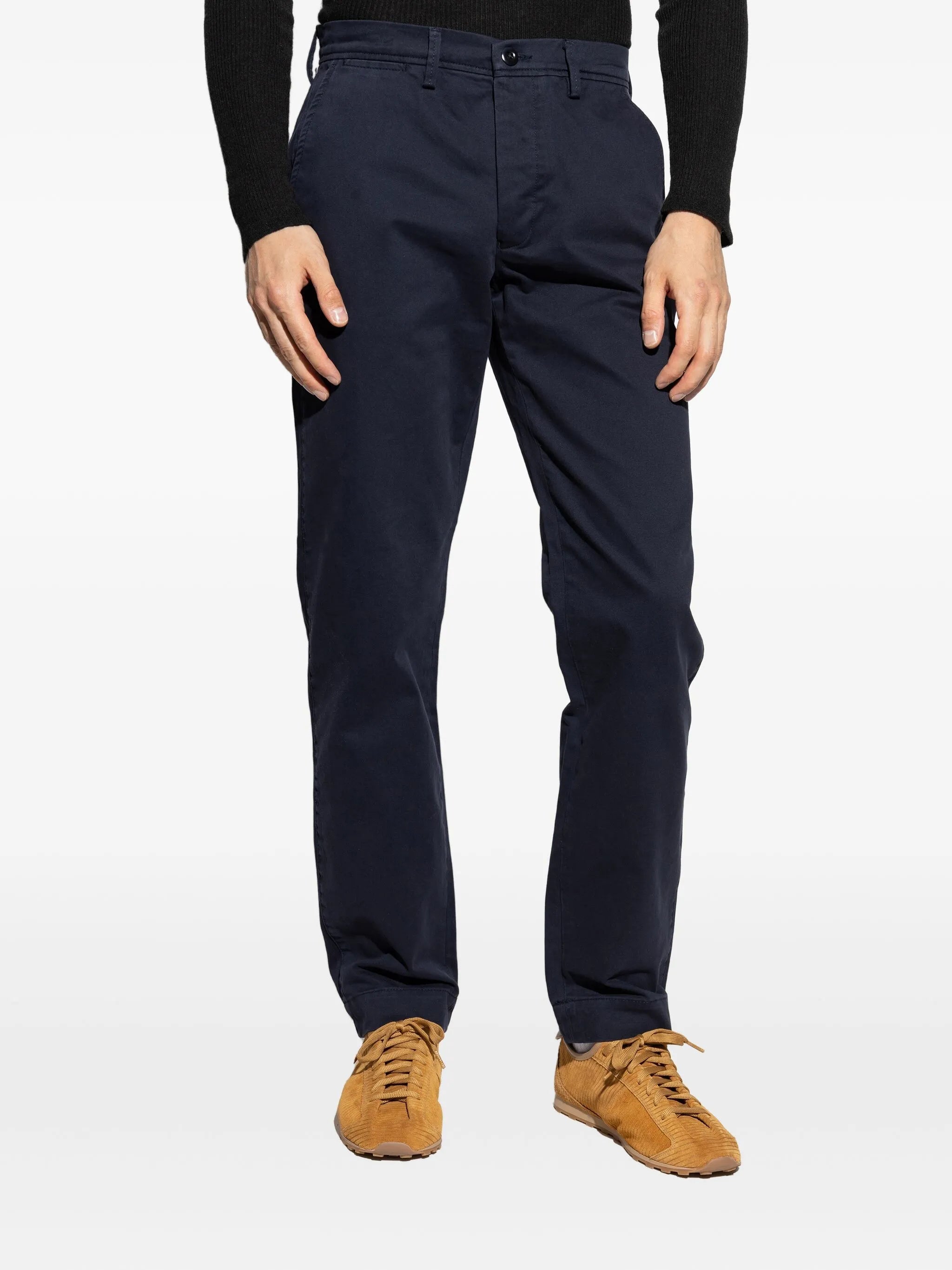 Imagen de Pantalones Chino de Officine Générale para Hombres - Temporada Otoño-Invierno 2025 - Vista del Modelo 2