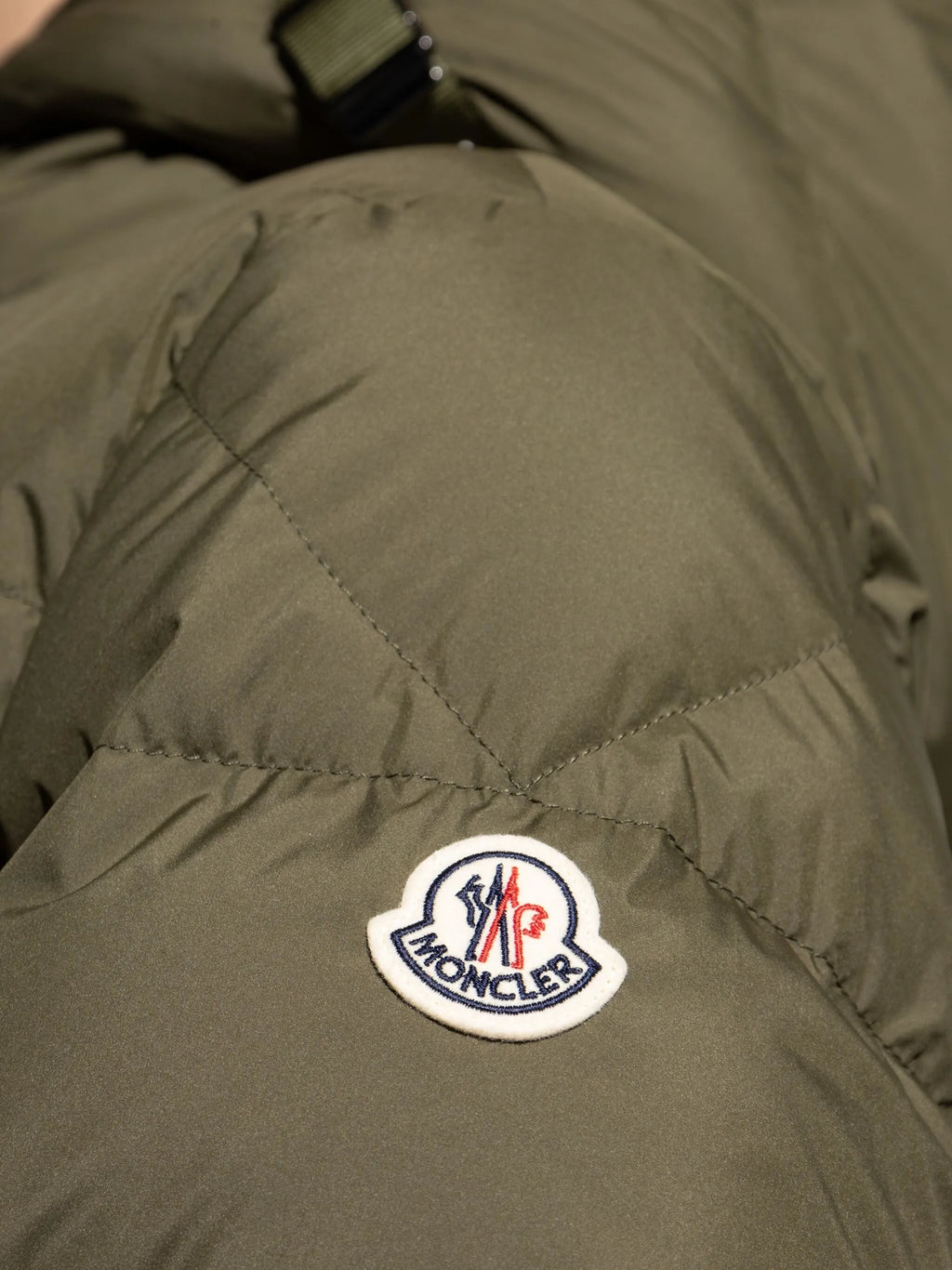 Image de la doudoune Laveraet Kaki de Moncler pour hommes - Saison Automne-Hiver 2025 - Vue du modèle 4