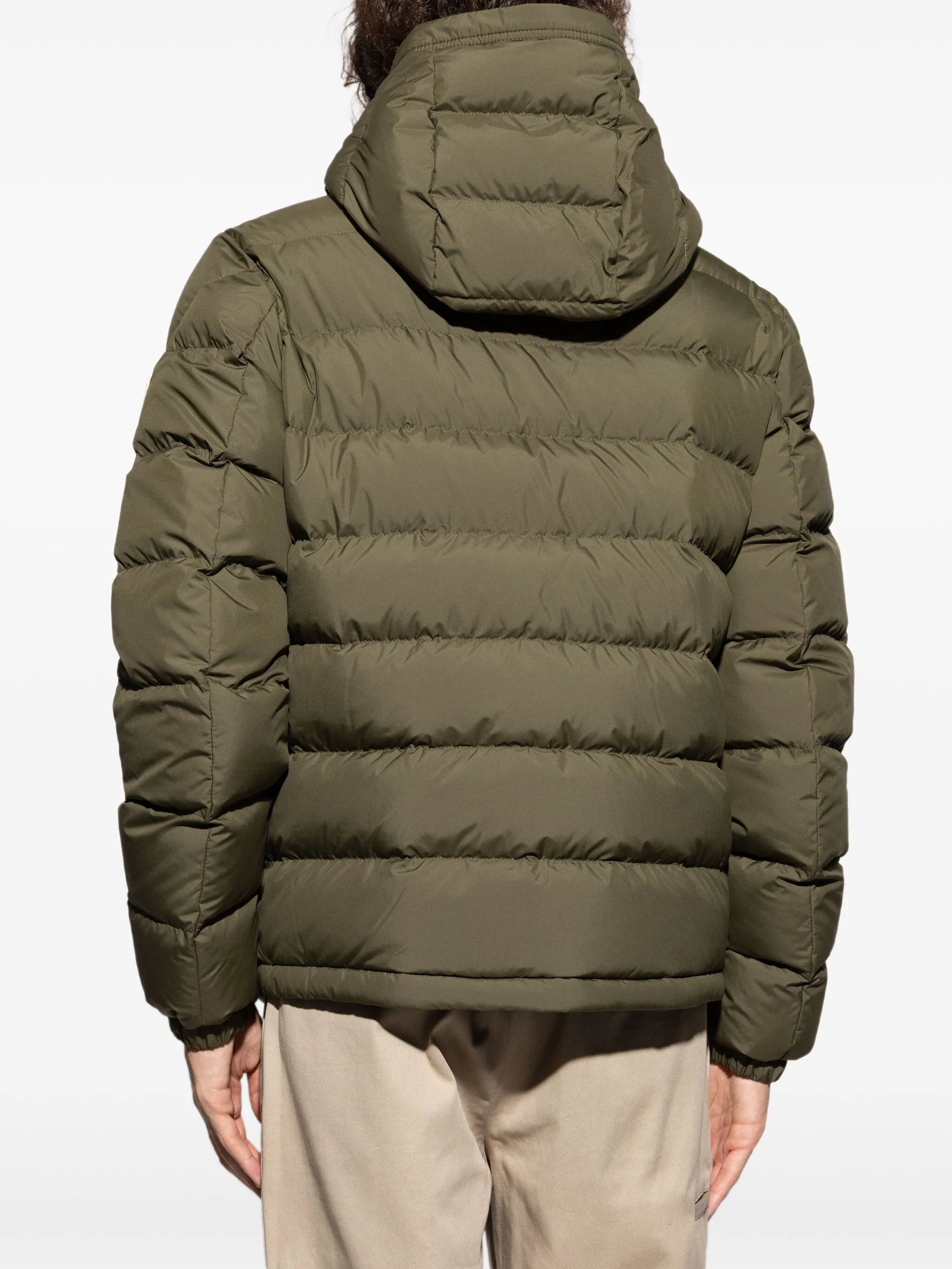 Image de la doudoune Laveraet Kaki de Moncler pour hommes - Saison Automne-Hiver 2025 - Vue du modèle 3