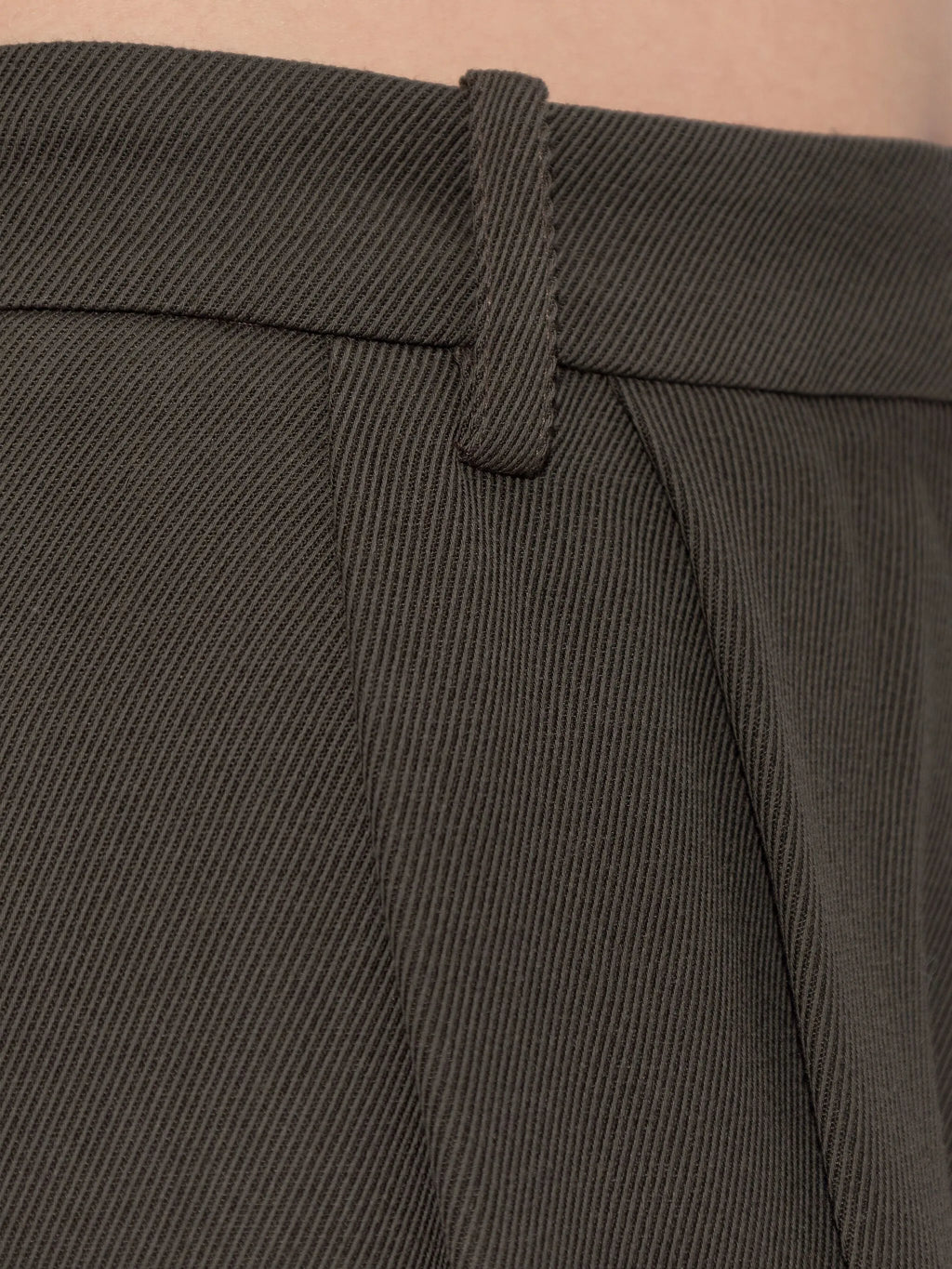 Immagine dei Pantaloni Larghi Khaki di Iro per Donne - Stagione Autunno-Inverno 2025 - Vista Modello 4