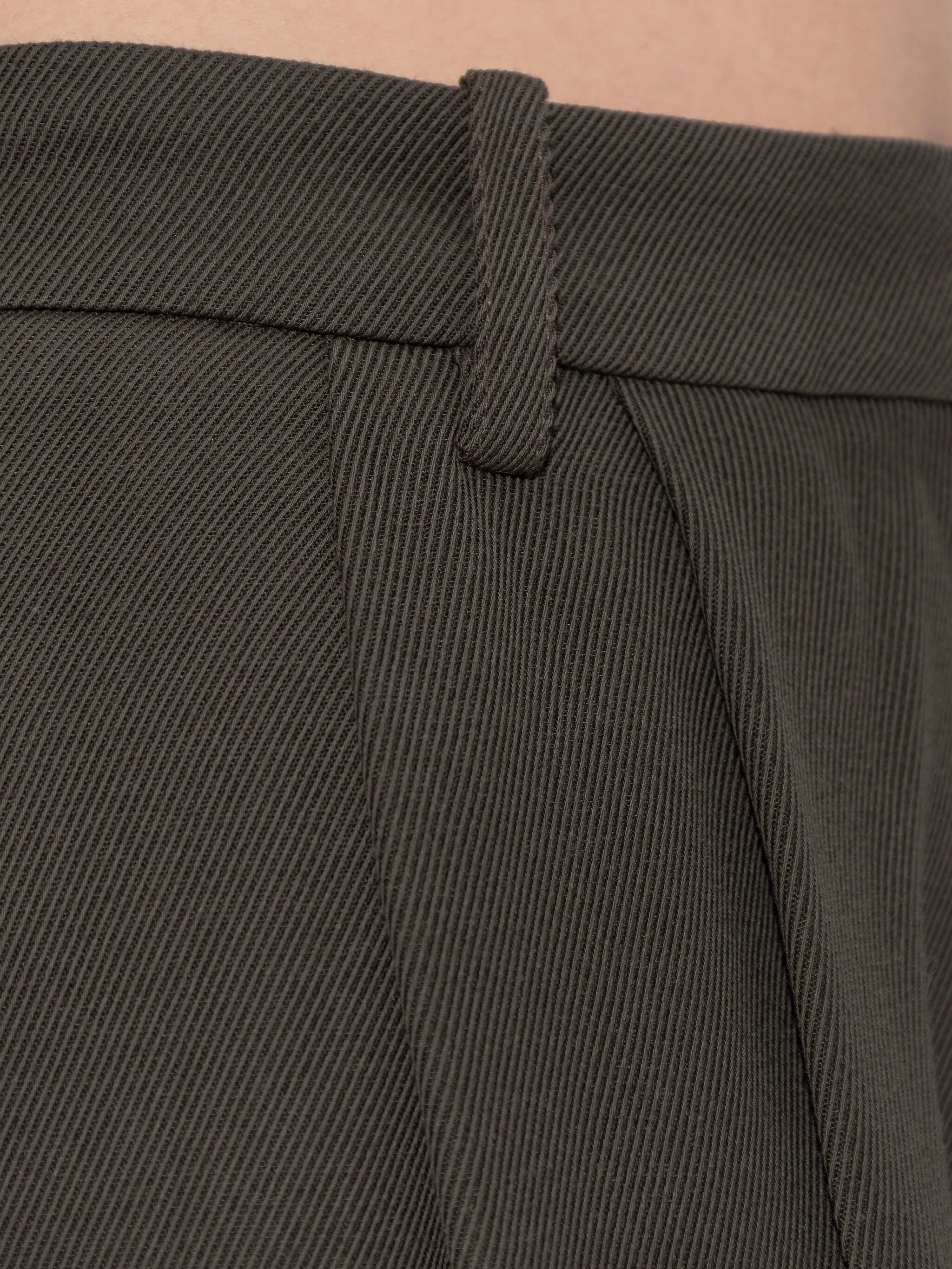 Immagine dei Pantaloni Larghi Khaki di Iro per Donne - Stagione Autunno-Inverno 2025 - Vista Modello 4