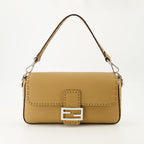 Imagen de la bolsa Baguette marrón de Fendi para mujeres - Temporada Primavera-Verano 2025 - Vista frontal