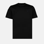 Imagen de la camiseta negra con logo vertical de Moncler para hombres - Temporada Primavera-Verano 2025 - Vista frontal