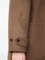 Imagen de abrigo de lana marrón de Officine Générale para hombres - Temporada Otoño-Invierno 2025 - Vista de modelo 3