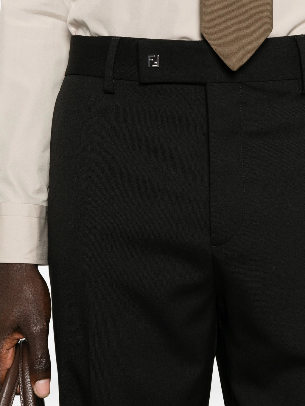 Bilde av svarte ullbukser fra Fendi for menn - Sesong høst-vinter 2025 - Modellvisning 4
