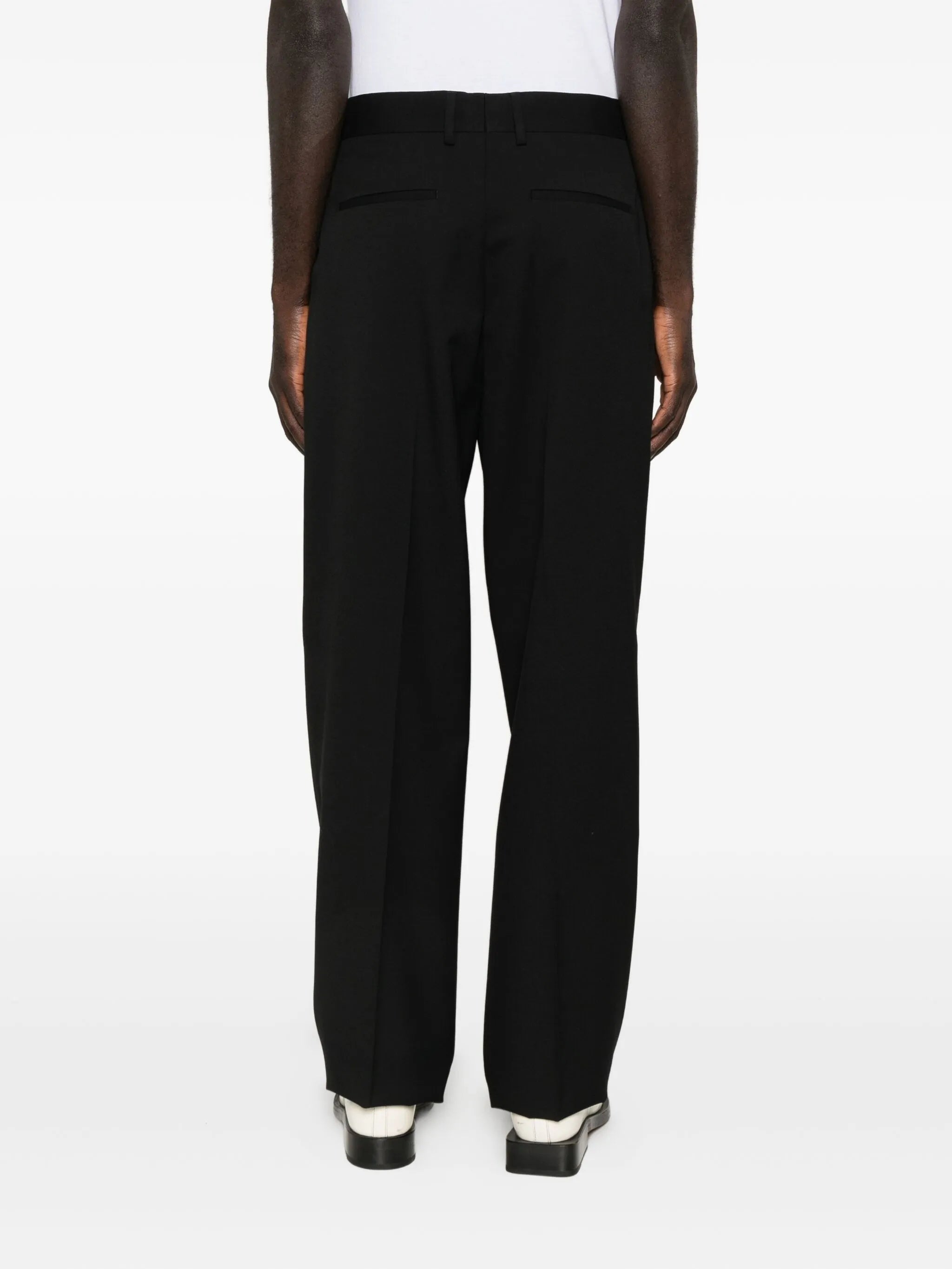 Bilde av svarte ullbukser fra Fendi for menn - Sesong høst-vinter 2025 - Modellvisning 3