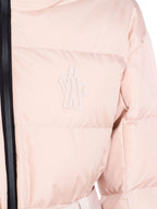 Bild der pinken Bouquetin Daunenjacke von Moncler Grenoble für Damen - Saison Herbst-Winter 2025 - Modellansicht 3