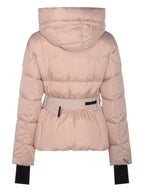 Bild der pinken Bouquetin Daunenjacke von Moncler Grenoble für Damen - Saison Herbst-Winter 2025 - Modellansicht 1