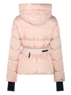 Bild der pinken Bouquetin Daunenjacke von Moncler Grenoble für Damen - Saison Herbst-Winter 2025 - Modellansicht 2