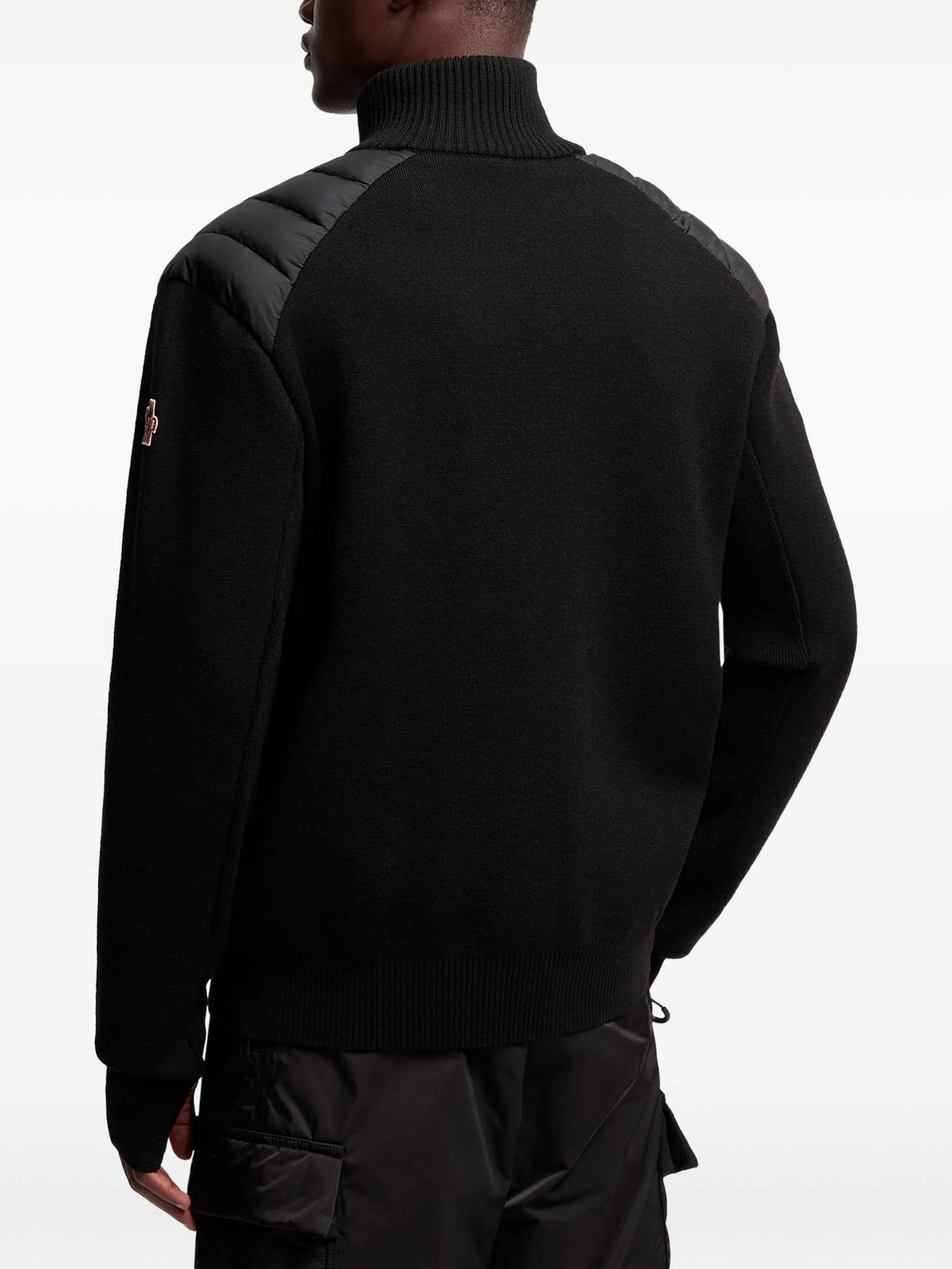 Bilde av den quiltede ull cardiganen med glidelås fra Moncler Grenoble for menn - Sesong Høst-Vinter 2025 - Modellvisning 3