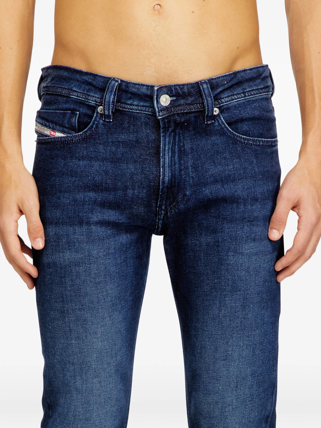 ディーゼルのスリーンカーL32ダークブルージーンズの画像 - メンズ - 2026年春夏シーズン - モデルビュー4