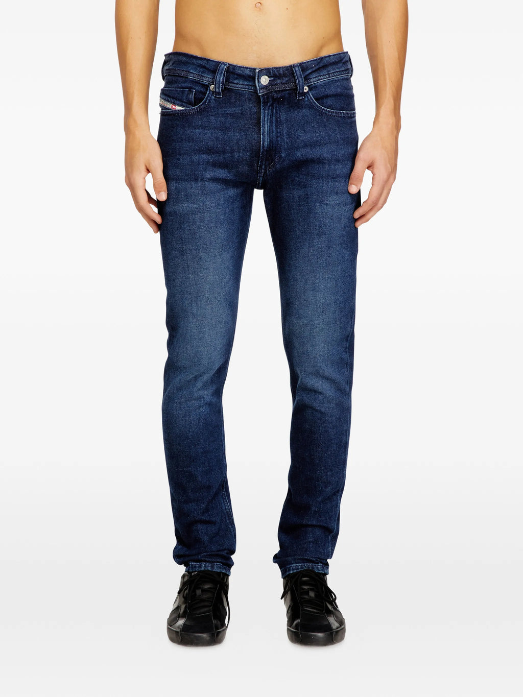 ディーゼルのスリーンカーL32ダークブルージーンズの画像 - メンズ - 2026年春夏シーズン - モデルビュー2