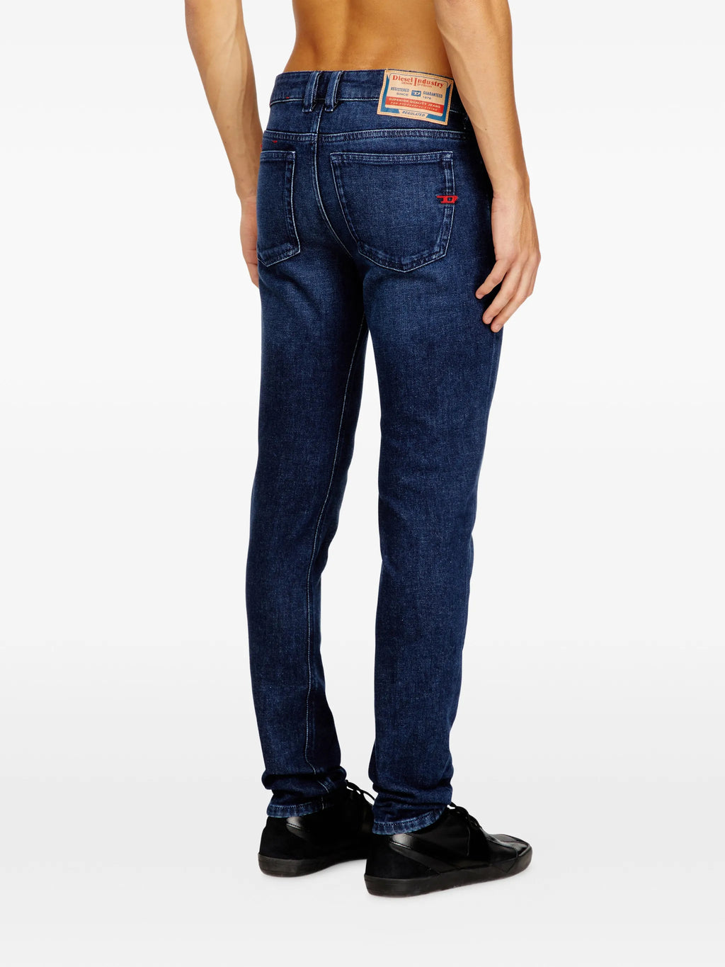 ディーゼルのスリーンカーL32ダークブルージーンズの画像 - メンズ - 2026年春夏シーズン - モデルビュー3