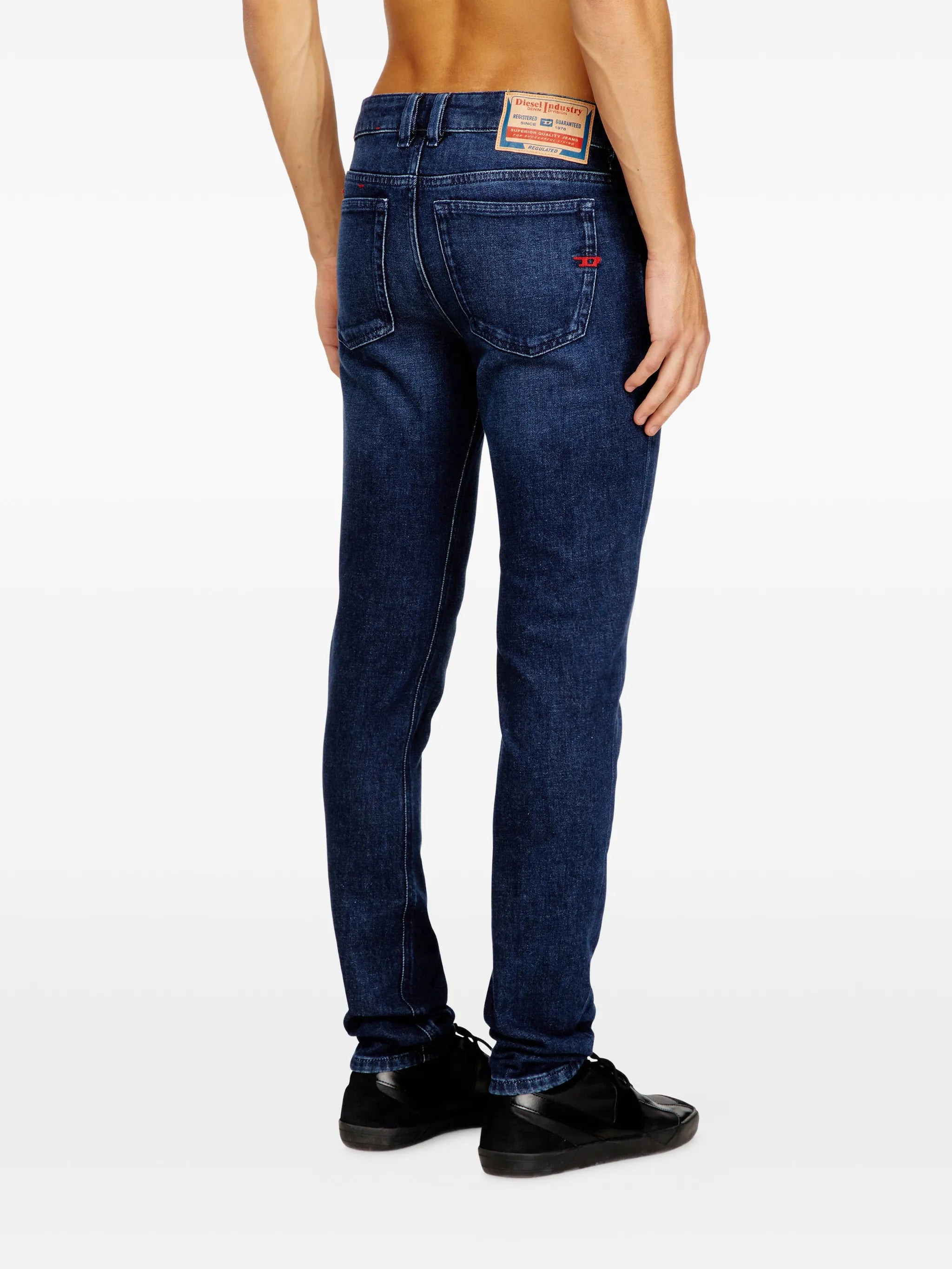 ディーゼルのスリーンカーL32ダークブルージーンズの画像 - メンズ - 2026年春夏シーズン - モデルビュー3