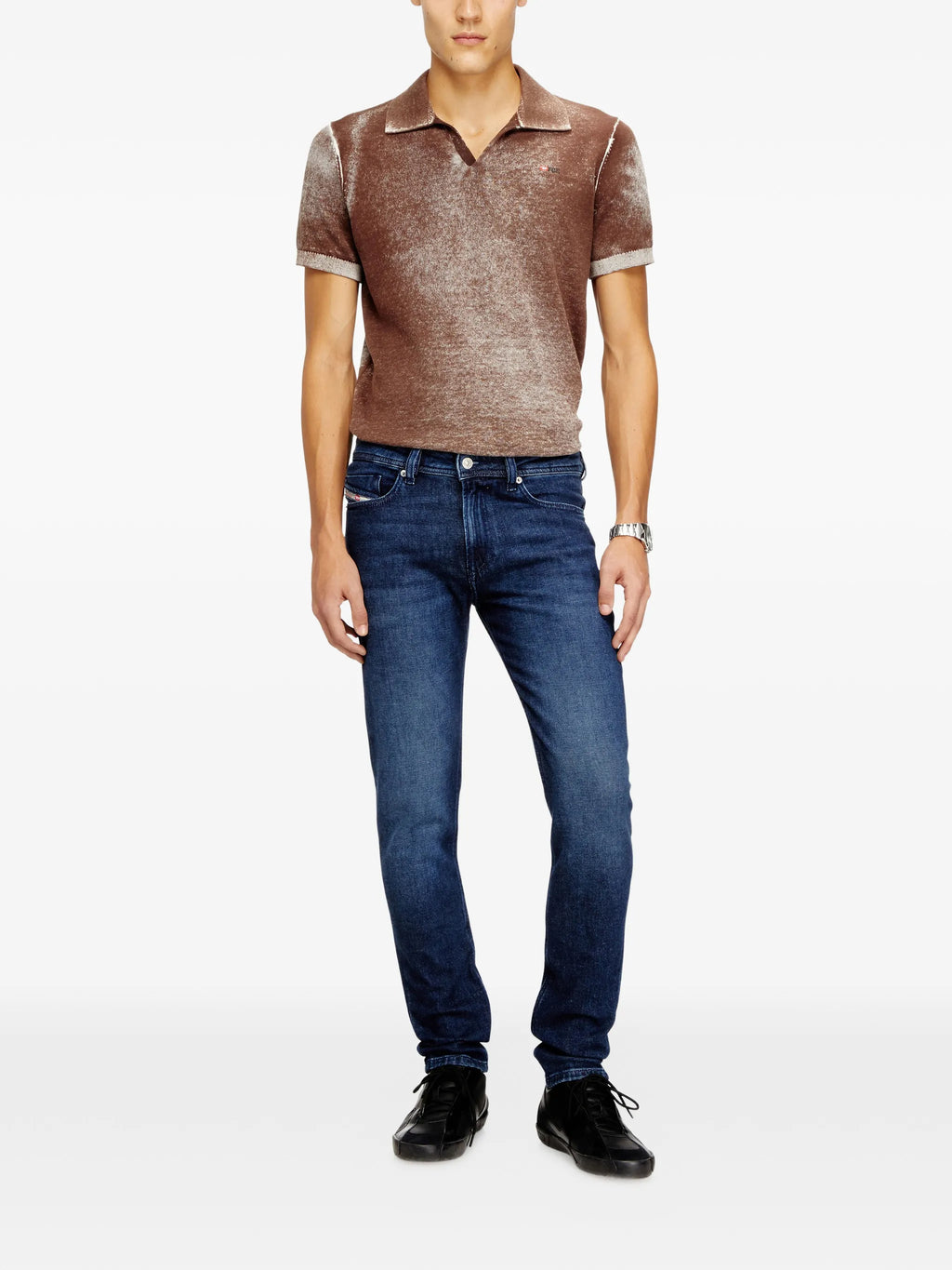 ディーゼルのスリーンカーL32ダークブルージーンズの画像 - メンズ - 2026年春夏シーズン - モデルビュー1