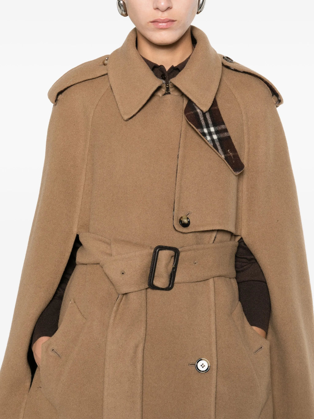 Bild des Belmont-Capes von Burberry für Damen - Saison Herbst-Winter 2025 - Modellansicht 4