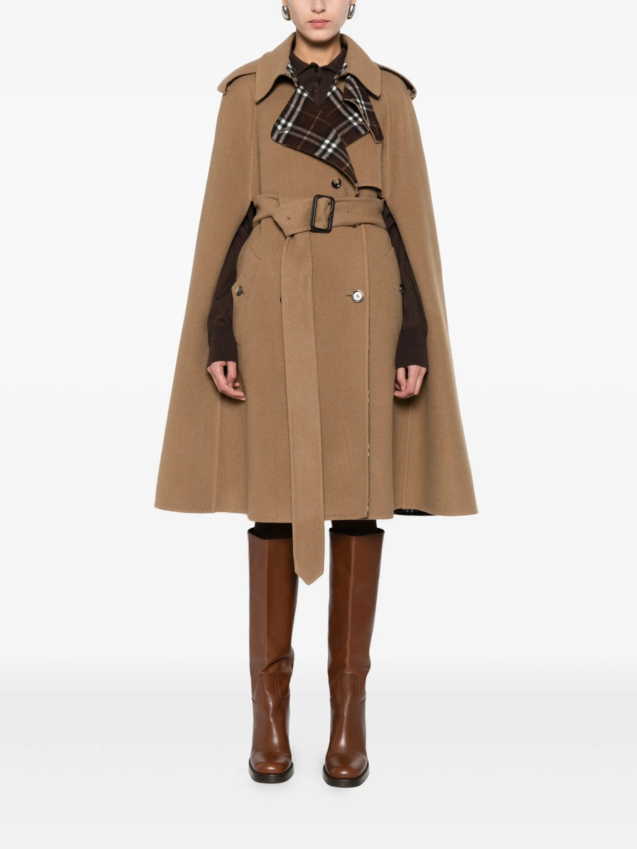 Image du cap de Belmont par Burberry pour femmes - Saison Automne-Hiver 2025 - Vue modèle 1
