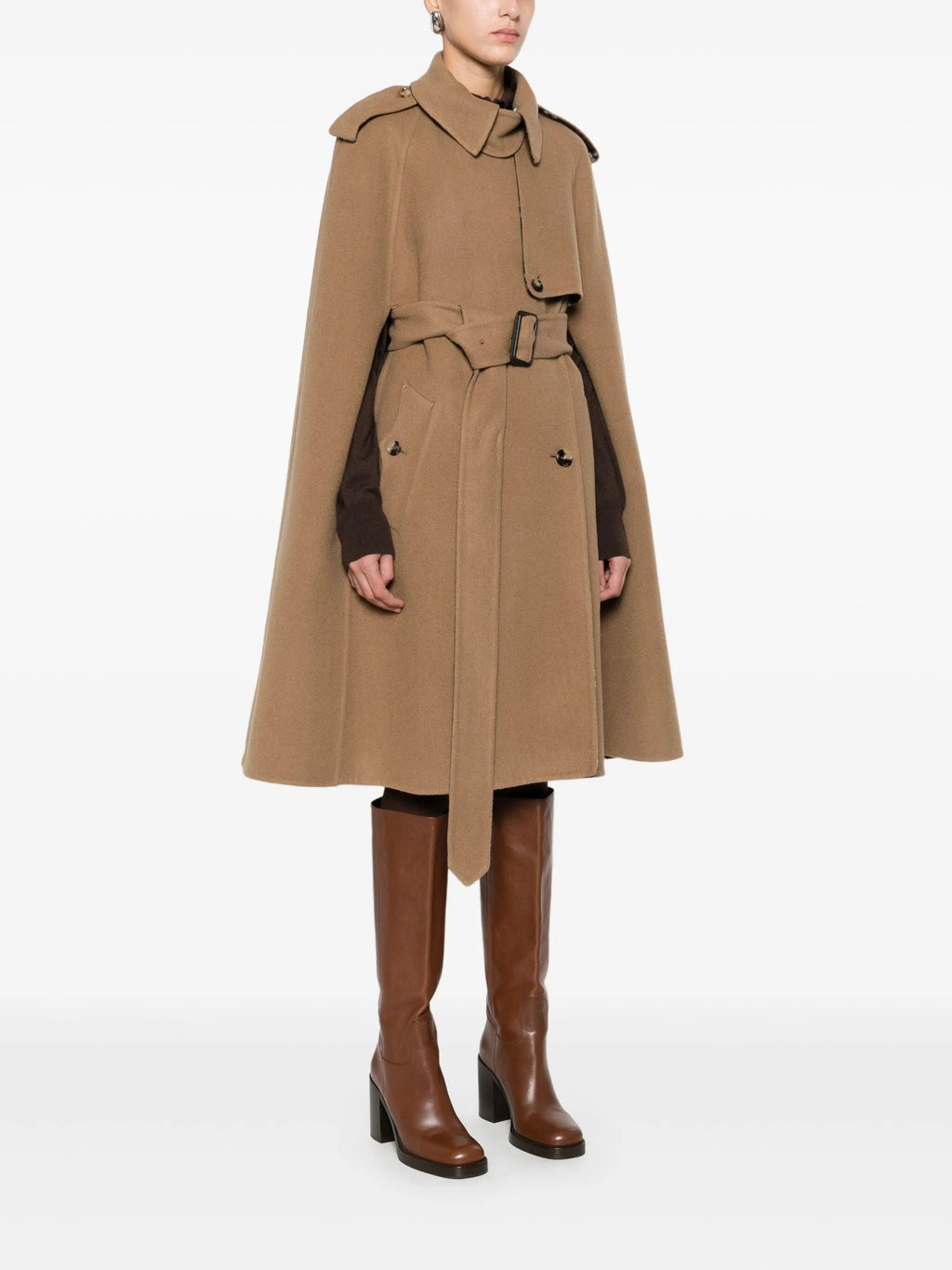 Bild des Belmont-Capes von Burberry für Damen - Saison Herbst-Winter 2025 - Modellansicht 2