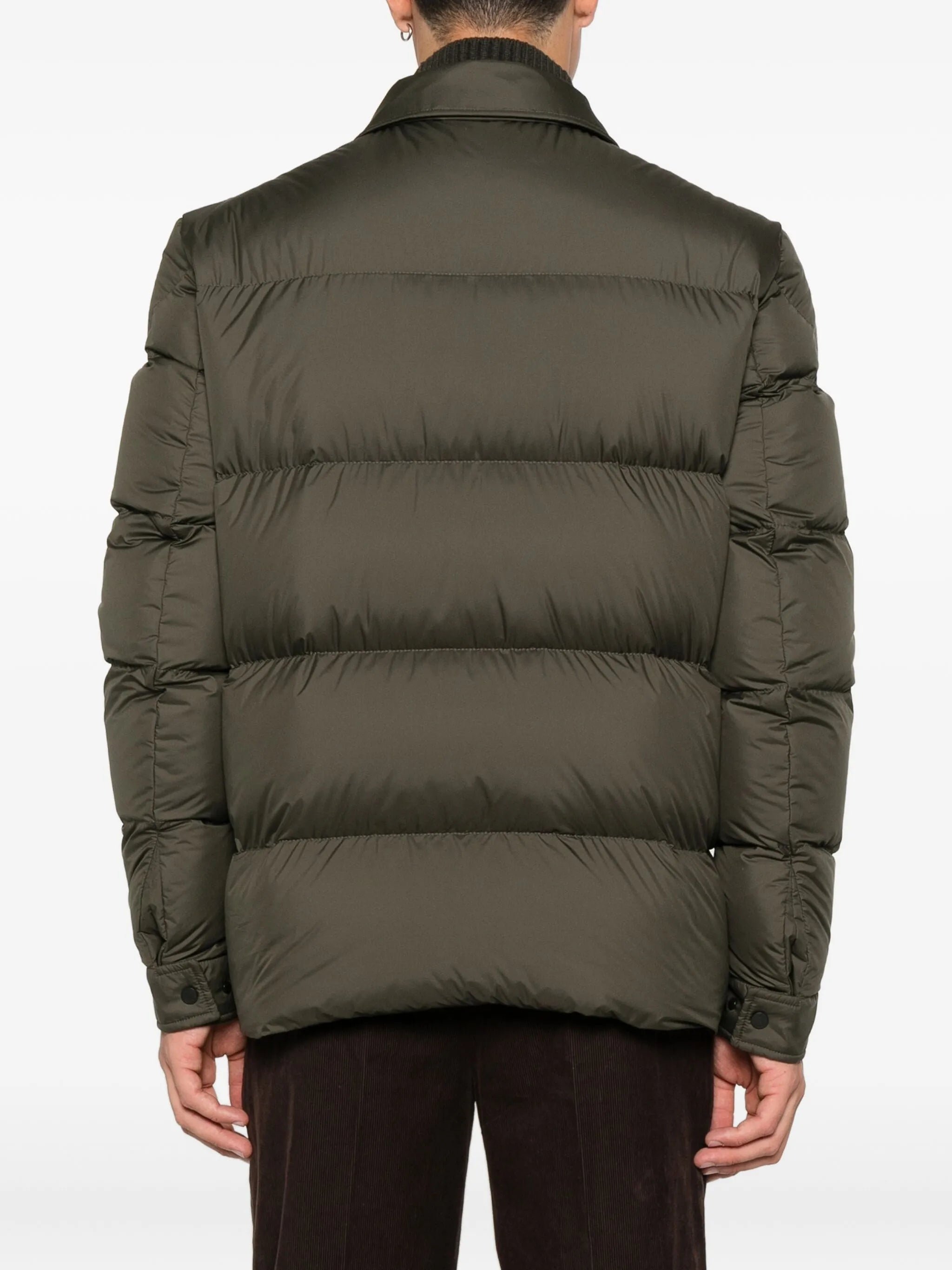 Image de Presse Kaki Doudoune-Chemise par Moncler pour Hommes - Saison Automne-Hiver 2025 - Vue modèle 3