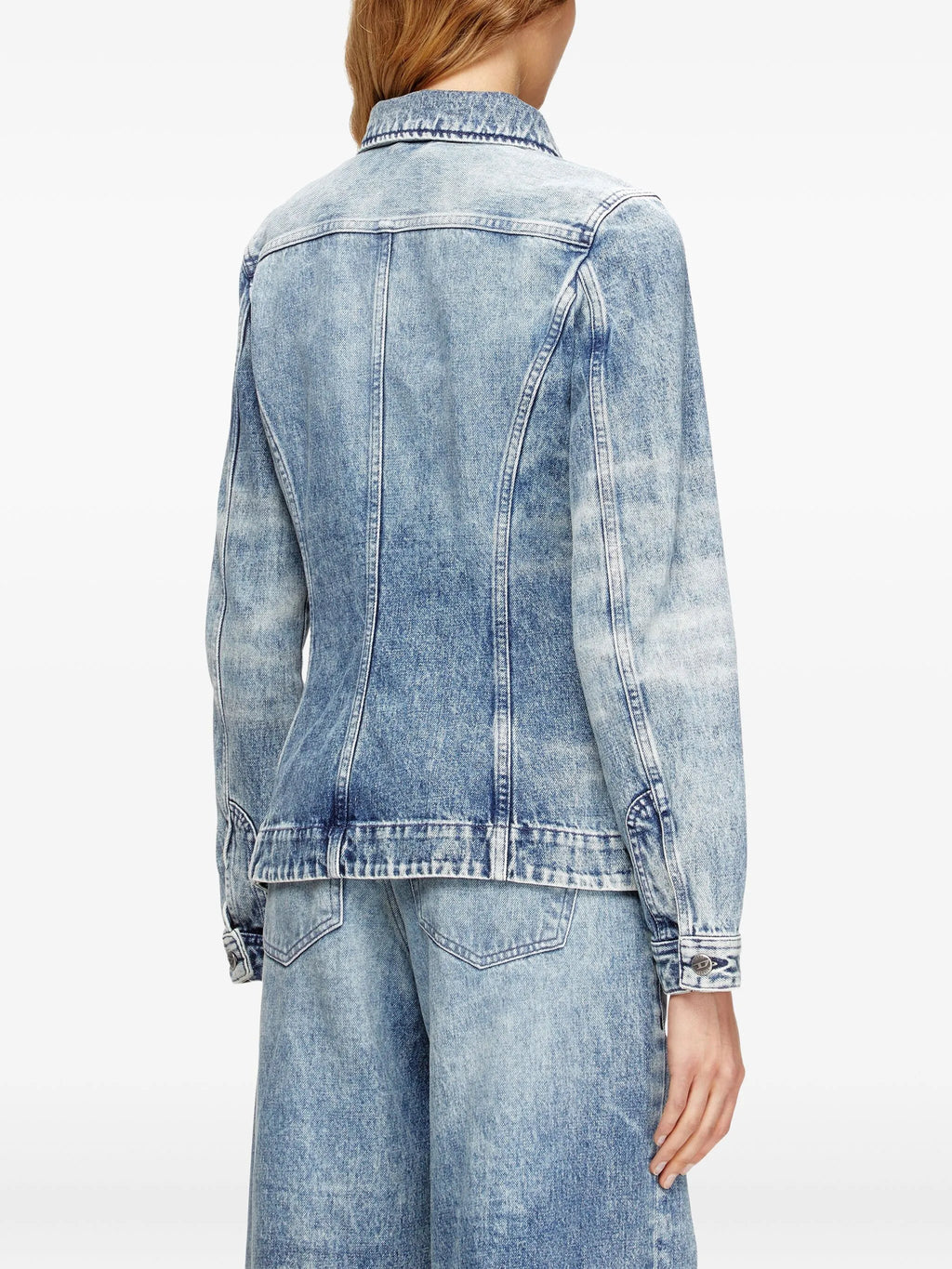 Imagen de camisa de denim de Diesel para mujeres - Temporada Otoño-Invierno 2025 - Vista del modelo 3