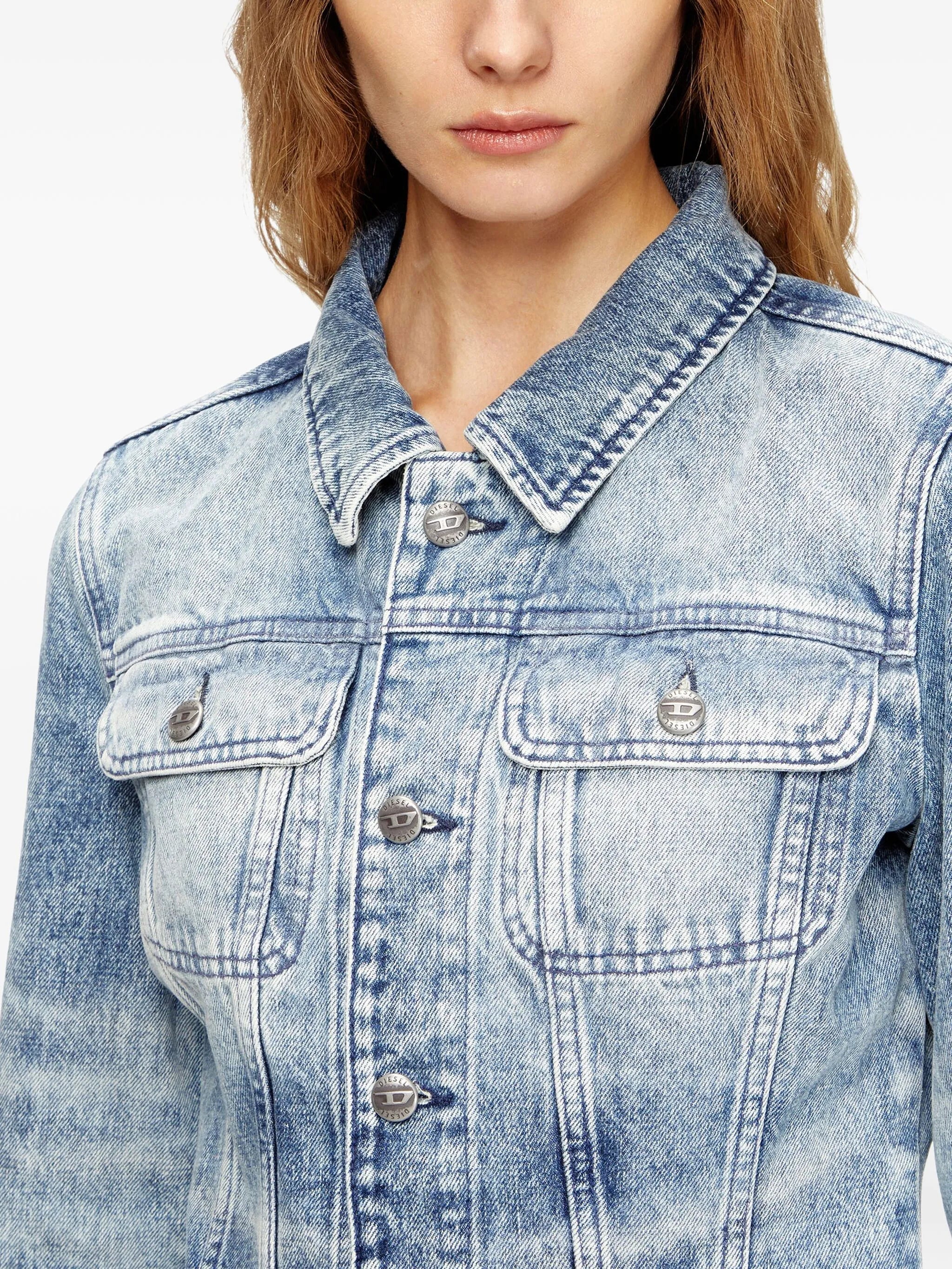 Imagen de camisa de denim de Diesel para mujeres - Temporada Otoño-Invierno 2025 - Vista del modelo 4