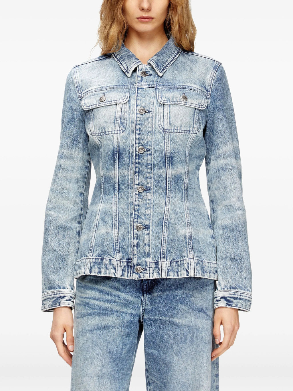 Imagen de camisa de denim de Diesel para mujeres - Temporada Otoño-Invierno 2025 - Vista del modelo 2