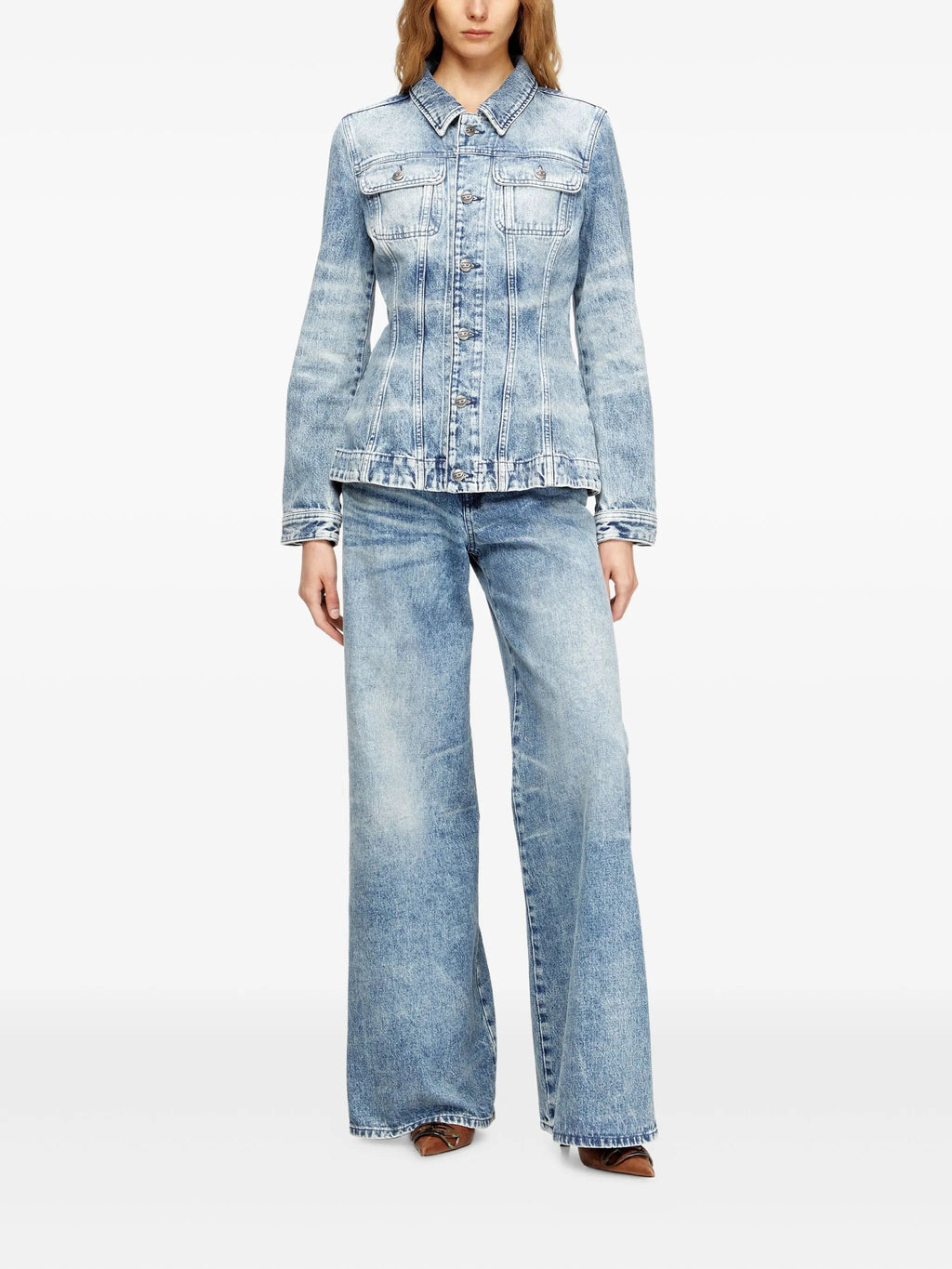 Imagen de camisa de denim de Diesel para mujeres - Temporada Otoño-Invierno 2025 - Vista del modelo 1